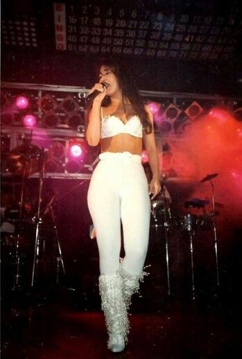 Selena Quintanilla in 1994 Selena Quintanilla Quotes, Selena Quintanilla Costume, Selena Costume, Selena Quintanilla Outfits, Selena Quintanilla Fashion, Selena Pictures, Selena Q, Tejano Music, Selena Quintanilla Perez