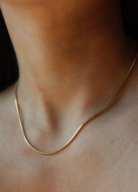 Gold Classy Necklace, Womens Gold Chain Necklace, Snake Chain Necklace Gold, Minimalist Accessories Jewellery, Minimalist Gold Jewelry, Gold Chain Women, Gold Snake Necklace, Simplistic Jewelry, Jewelry Necklace Simple