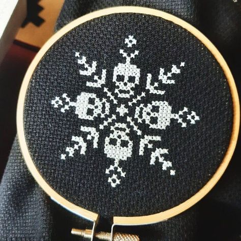 Gothic Snowflake, Skull Snowflake, Snowflake Cross Stitch, Halloween Cross Stitches, Hoop Embroidery, Cross Stitch Funny, Wooden Hoop, Pattern Modern, Witch Aesthetic