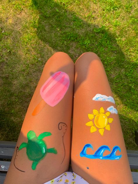 Preppy Leg Painting Ideas, Leg Painting Easy, Painting Legs Art Ideas, Leg Painting Aesthetic, Summer Leg Painting Ideas, Forth Of July Leg Painting, Leg Painting Ideas, Painting Legs Summer, Summer Leg Painting