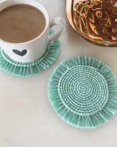 Easy Macrame Coasters, Macrame Coaster Pattern, Macrame Round Coaster, Easy Macrame Coasters Diy, Diy Macrame Coasters Tutorial, Round Macrame Placemat Diy, Macrame Coaster Tutorial, Macramé Coster, Arts And Crafts For Adults Home Decor