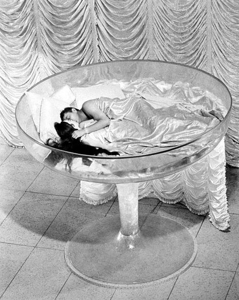 Champagne Glass Bed What A Way To Go, Robert Mitchum, Shirley Maclaine, Septième Art, Arte Van Gogh, Foto Vintage, 영감을 주는 캐릭터, Way To Go, Fashion Books