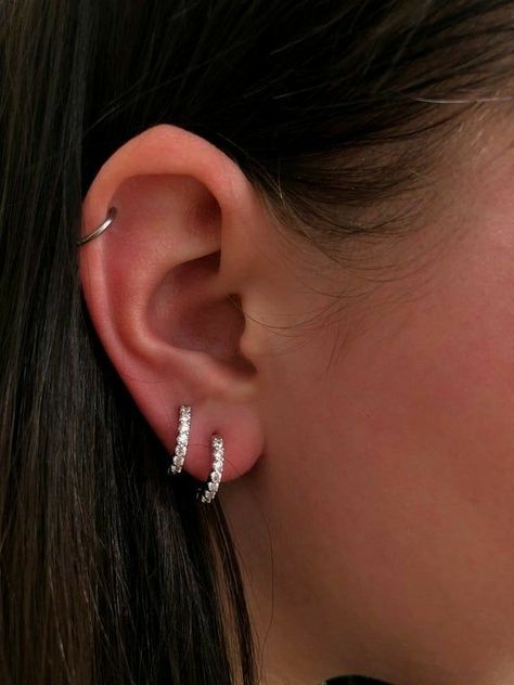 Minimalist Double Piercing, Cartilage Piercing Ideas Minimalist, Cute Piercings Ears Simple, Ideas Para Piercings En La Oreja, Ear Piercings Helix Hoop, Aesthetic Piercings Ear Simple, Ear Piercing Ideas Simple, Minimal Ear Piercings, Elegant Ear Piercings