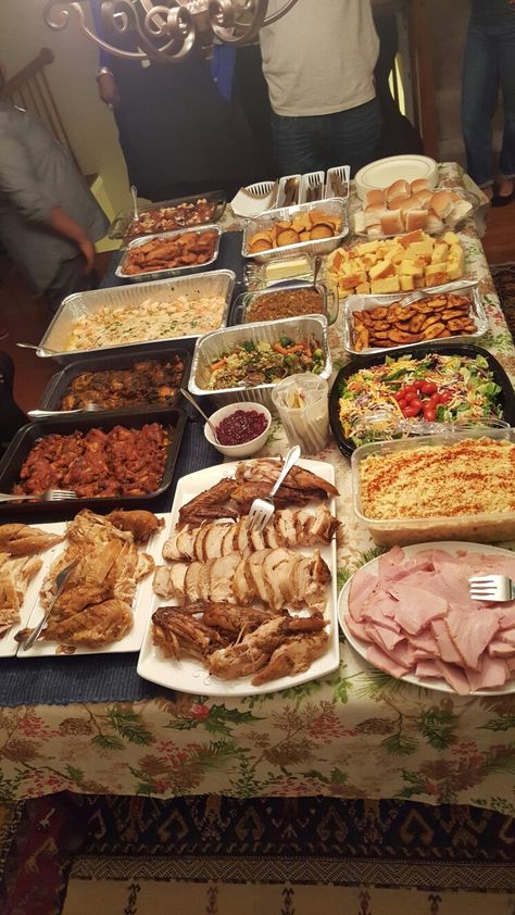 Big Thanksgiving Dinner, What To Do For Thanksgiving, Buffet Thanksgiving Ideas, Thanksgiving Table Food Setup, Thanksgiving Countertop Buffet, Cena De Thanksgiving Ideas, Thanksgiving Meal Aesthetic, Thanksgiving Sides Black People, Thanksgiving Dinner Food Display