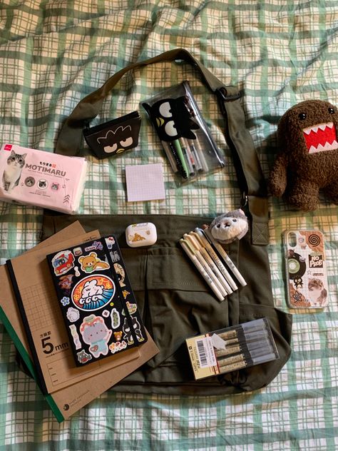 Organisation, Domo Aesthetic, What's In My Backpack, Everyday Bag Essentials, School Bag Essentials, Backpack Essentials, Inside My Bag, Purse Essentials, Backpack Decoration