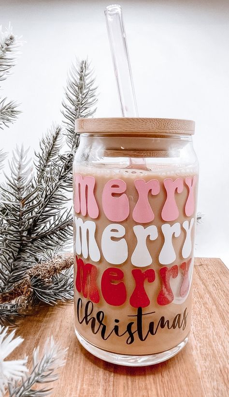 Coffee Glass Aesthetic, Cricut Projects Christmas, Merry Christmas Pink, Xmas Coffee, Glass Aesthetic, Cricut Christmas Ideas, Christmas Cups, Projets Cricut, Preppy Christmas