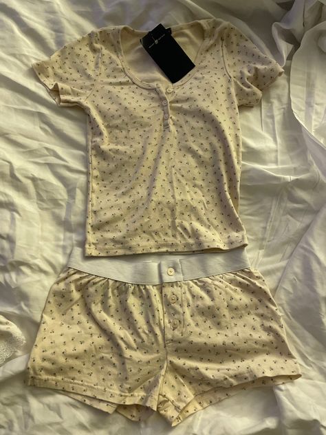 Brandy Melville Sleepwear, Pajama Set Cute, Coquette Pj Set, Pajamas Set Aesthetic, Cute Nightwear Outfits, Cute Pjs Set, 90s Pyjamas, Brandy Pj Set, Pjamamas Outfit