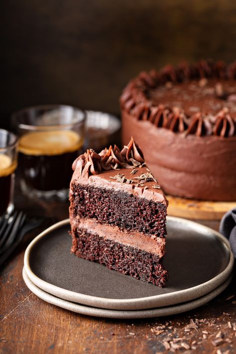 The Best Chocolate Cake recipe combines cocoa and coffee to create a chocolate lover’s dream. Add your favorite buttercream frosting to make it perfect! Best Chocolate Cake Recipe, Amazing Chocolate Cake Recipe, Homemade Chocolate Cake, Rich Chocolate Cake, Tasty Chocolate Cake, Pause Café, Best Chocolate Cake, Moist Chocolate Cake, Coffee Cake Recipes