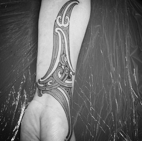 😍👅💉 Maori Tattoo Designs Women Arm, Tamoko Women, Maori Tattoo Arm, Polynesian Tattoos Women, Wife Tattoo, New Zealand Tattoo, Forearm Band Tattoos, Polynesian Tattoo Designs, Maori Tattoo Designs