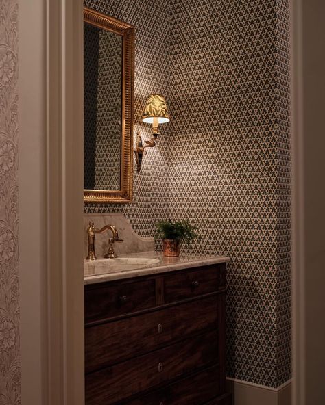 Instagram Fun Powder Room Ideas, Powder Bath Ideas, Wallpaper Half Bath, Stephanie Sabbe, Classic Powder Room, Moody Powder Room, Powder Room Ideas, Oregon House, Scandinavian Wallpaper