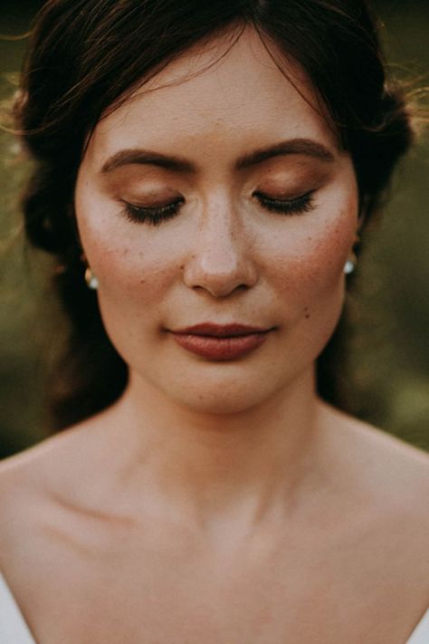 South Asian bride's wedding makeup with brown eyeshadow and lipstick | Destination wedding | Brida beauty Natural Vintage Wedding Makeup, Wedding Makeup Boho Brown Eyes, Lesbian Wedding Makeup, Wedding Makeup Terracotta, Fall Wedding Bridal Makeup, Bridal Makeup For Freckles Brides, Natural Bridal Makeup For Freckles, Rustic Bridal Makeup, Autumnal Bridal Makeup