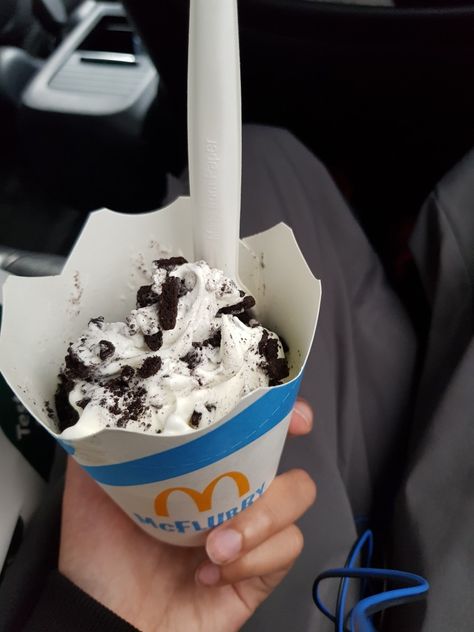 Mcdonalds Strawberry Cream Pie, Mc Flurry, Strawberry Cream Pies, Smoothie Shakes, Cookies And Cream, Food Obsession, Food Cravings, Yummy Snacks, Oreo