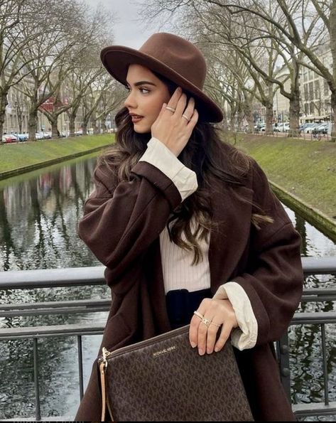 korean outfit style Winter Coat And Hat Outfit, Autumn Hats For Women, Winter Hat Outfits For Women, Autumn Poses Photo Ideas, Autumn Hat Outfit, Coat And Hat Outfit, Poses With Hat, Brown Hat Outfit, New York Hair