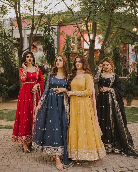 Lehnga Kurta Design, Outfits For Sisters Wedding Indian, Clothes For Sisters Wedding, Same Dress For Friends, Shaadi Dresses For Sisters, Wedding Wear For Sister Indian, Outfit For Friends Wedding Indian, Friend Wedding Outfit Indian, Indian Wedding Wear For Sister