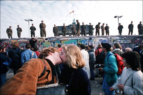 Sometimes a kiss is worth the history books. This young couple kissing before the fall of the Berlin Wall in 1989 Fall Of Berlin Wall, Lise Sarfati, Berlin Wall Fall, The Berlin Wall, Before The Fall, West Berlin, East Berlin, Historia Universal, Wall Opening