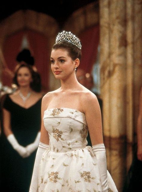 ¿Puedes creer que hace 20 años se estrenó la película de El #diario de una #princesa? ¡Parece que fue apenas ayer cuando #MiaThermopolis descubrió que su abuela era en realidad una reina! #AnneHathaway #disney #peliculas The Princess Diaries 2001, Princess Mia, Princess Diaries 2, Prom Hair Down, Prom Hairstyles For Short Hair, Princess Diaries, Prom Hairstyles, Summer Wedding Dress, Anne Hathaway