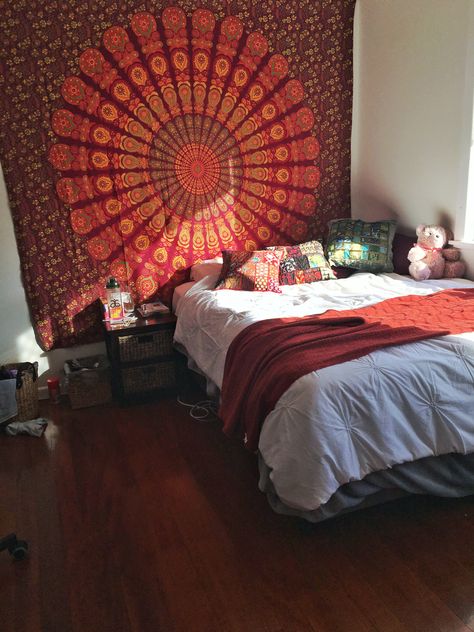 Wall rug mandala burgundy bedroom hippie love Mandala Bedroom Ideas, Wall Tapestry Bedroom Ideas, Mandala Tapestry Bedroom, Hippie Rug, Burgundy Bedroom, Wall Tapestry Bedroom, Easy Room Decor, Diy Room Decor For Teens, Hippy Room