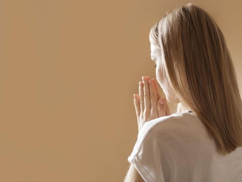 Vista posterior de la mujer rezando | Free Photo #Freepik #freephoto Women Praying, Jesus Cross Wallpaper, Praying Woman, Woman Praying, Cross Wallpaper, Jesus Cross, Back View, Jesus On The Cross, Whales