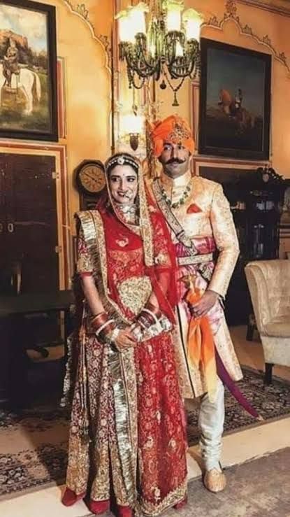 Rajputi Wedding Couple Poses, Rajasthani Wedding Card, Rajasthani Couple, Rajputi Wedding, Rajput Bride, Rajasthani Poshak, Rajasthani Culture, Rajputi Dress Women, Rajasthani Bride