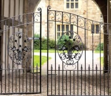 4 Reasons to Buy a Driveway Gate - Garden Gates Direct Wooden Electric Gates, Wrought Iron Gate Designs, Metal Driveway Gates, Metal Gates Design, Wooden Gates Driveway, Estate Gates, Timber Gates, Side Gates, Wrought Iron Design