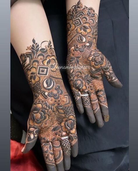 Mahndi Pic Bridal, Half Bridal Mehndi, Half Hand Full Mehndi Designs, Half Hand Mehndi Design Latest, Latest Mehndi Designs Back Hand, Open Gown Style, Half Hand Mehndi Design, Floral Mehndi Designs, Front Hand Mehndi