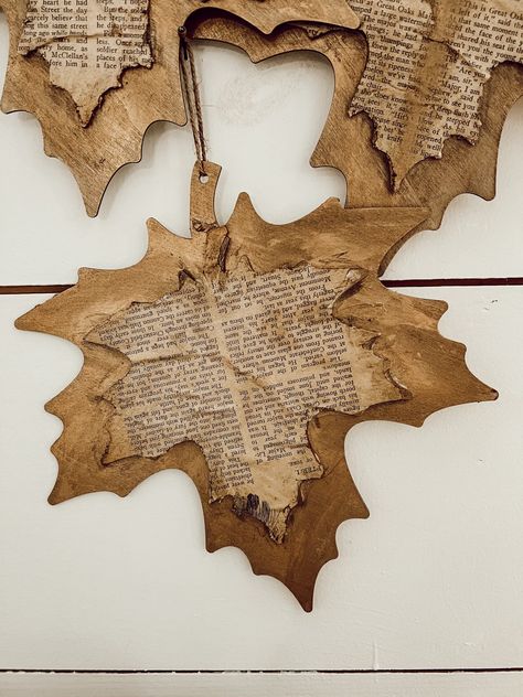 DIY Old Book Leaf Craft with Dollar Tree Woodcraft for Fall Decorating. Farmhouse Country Chic Style decor. Natal, Diy Old Books, Leaf Craft, Fall Pumpkin Crafts, Old Book Crafts, Fall Decor Diy Crafts, Fall Deco, Leaf Crafts, Fall Halloween Crafts