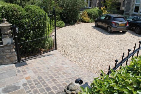 Gravel Resin, Gravel Driveway Landscaping, Front Driveway Ideas, Cobbled Driveway, Front Garden Ideas Driveway, Garden Ideas Driveway, Driveway Entrance Landscaping, Cobblestone Driveway, Resin Driveway