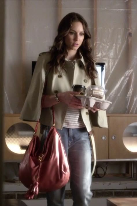 Spencer Hastings Outfits, Spencer Hastings Style, Pretty Little Liars Spencer, Trench Cape, Pll Outfits, Pretty Little Liars Outfits, Pretty Little Liars Fashion, Pll Fashion, Spencer Hastings