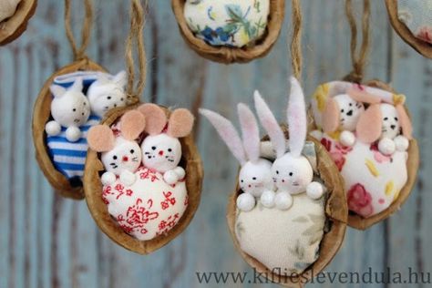 Mini animals in walnut shell Christmas ornaments – Recycled Crafts #christmas #plushies #miniatures Shell Christmas Ornaments, Walnut Shell Crafts, Recycled Christmas Decorations, Recycled Crafts Kids, Mini Animals, Acorn Crafts, Christmas Plush Toys, Walnut Shell, Navidad Diy