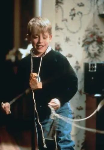 Kevin McCallister Costume Guide: Holiday Fun Awaits! Robbie Coltrane, Kevin Mccallister Costume, Bob Hoskins, Black Mittens, Home Alone Christmas, Kevin Mccallister, Anthony Michael Hall, Costume Guide, Georgie Henley