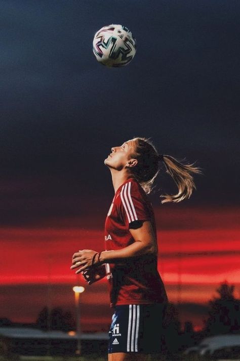 Worldmoz Football Wallpaper Soccer Photography Poses, Girl Playing Soccer, Soccer Poses, Soccer Photography, Girls Football, Soccer Inspiration, Endurance Workout, Women’s Soccer, Soccer Goal