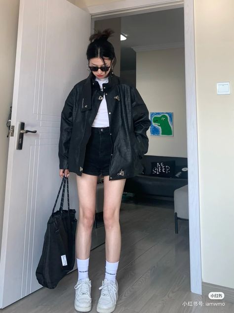 Short And Jacket Outfit, Shorts With Jacket Outfit, Jersey Outfit Korean, Black Shorts Outfit Aesthetic, Jacket And Shorts Outfit, Shorts Outfits Aesthetic, Trendy Airport Outfits, Shorts Ootd, Trip Outfit