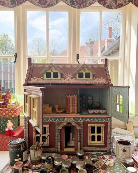 Doll Houses For Sale, Antique Dollhouse, Dollhouse Projects, Dolls House Interiors, Casa Exterior, Dolls Houses, Doll Painting, Miniature Houses, Christmas Dolls