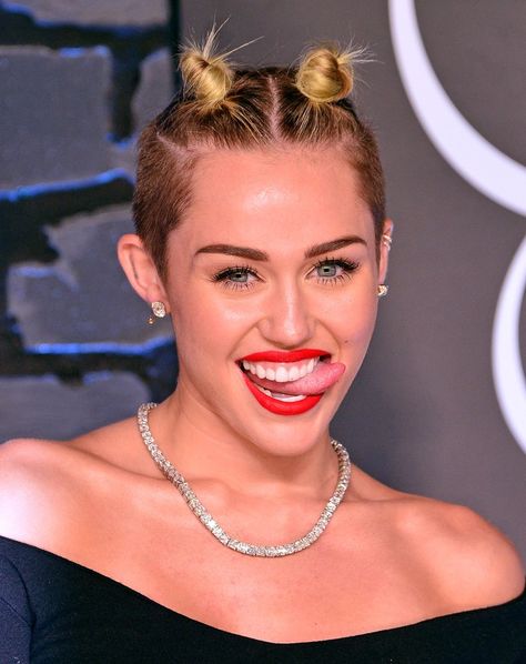 Pin for Later: Sofia Vergara, Miley Cyrus, and More Stars Who Have Rocked Princess Leia Buns Miley Cyrus Miley famously rocked these tiny blond buns to the MTV Video Music Awards in 2013. Miley Cyrus Tongue, Miley Cyrus Short Hair, Tutorial Chignon, Double Hair Buns, Miley Cyrus Fashion, Miley Cyrus Hot, Miley Cyrus Show, Miley Cyrus Photoshoot, Double Buns