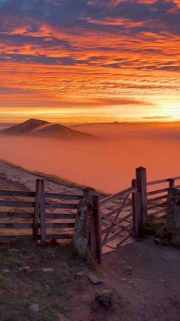 Tom | Landscapes on Instagram: "So this happened this morning… Probably the best set of sunrise conditions I’ve ever seen in the Peak District! #peakdistrict #hellofrom #mamtor #folkscenery #folknature #nomadict #eclectic_shotz #thewanderco #escapeandwonder #sunrise #cloudinversion #the_folknature #exploreourearth #fantastic_earth #wowplanet #wildvisuals #staywild #folkgreen #roamtheplanet" Tv Nature, Earth Illustration, Places Photography, Travel Architecture, Travel Landscape, Peak District, Animated Love Images, Sunset Quotes, Nature Gif