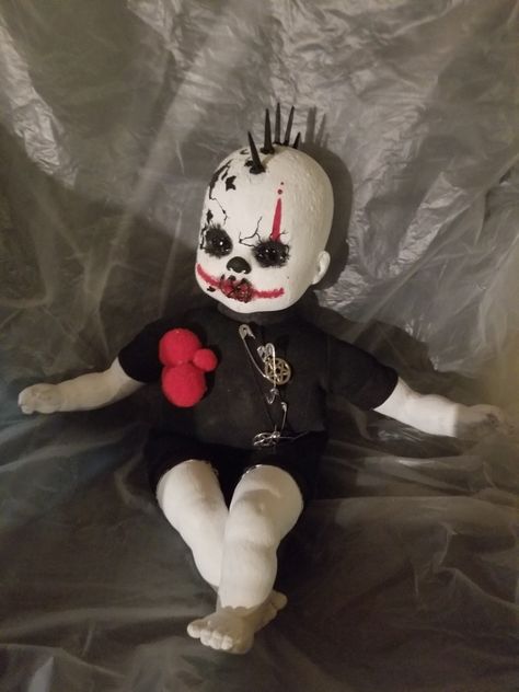 Creepy Doll Painting, Horror Dolls Diy, Creepy Dolls Scary, Planet Terror, Altered Dolls, Creepy Doll Halloween, Goth Dolls, Creepy Baby Dolls, Horror Dolls