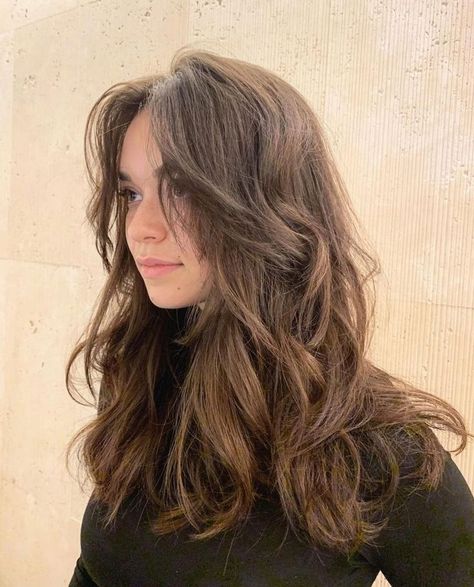 Naturally Wavy Hair Cuts, Rambut Brunette, Gothic Chic, Wavy Haircuts, Hairstyles For Layered Hair, Haircuts For Wavy Hair, Natural Wavy Hair, Long Hair With Bangs, Haircuts For Long Hair