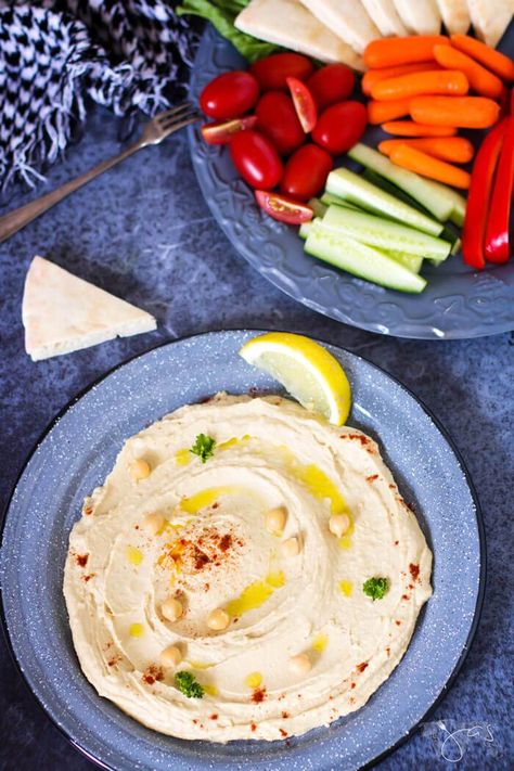 Easy and quick to make homemade hummus with chickpeas, tahini, garlic, lemon juice, and olive oil Classic Hummus Recipe, The Best Hummus, Lentil Hummus, Best Hummus, Classic Hummus, Spiced Lentils, Hummus Recipe Homemade, Homemade Hummus, Hummus Recipe