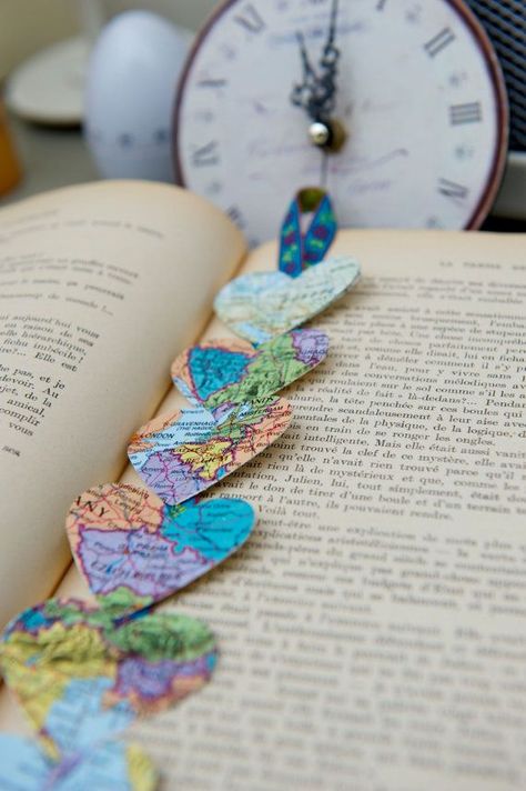 15 Fabulosos separadores de libros que sí o sí querrás tener Travel Theme Wedding Favors, Valentines Day For Him, Zero Waste Gifts, Personalized Bookmarks, Diy Bookmarks, Eco Gifts, Book Markers, Map Gifts, Valentines Day Gifts For Him