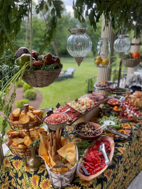 Food Buffet Ideas, Antipasto Table, Garden Party Food, Summer Buffet, Italian Food Party, Party Menu Ideas, Italian Themed Parties, Italian Buffet, Garden Party Recipes