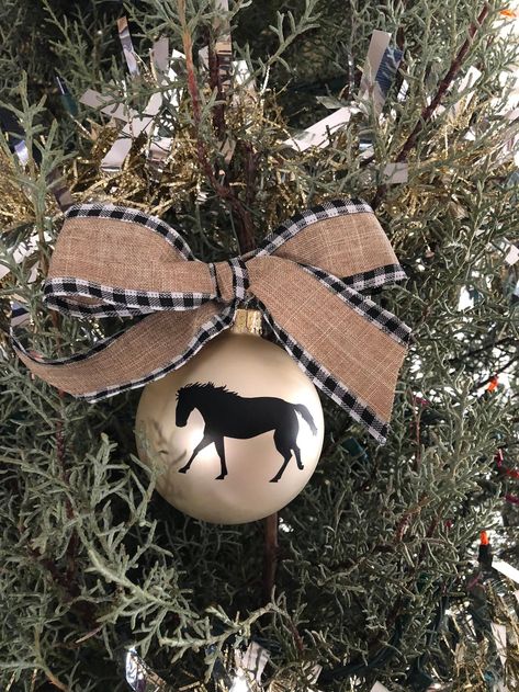 Horse Ornaments Diy, Cowboy Christmas Tree Ideas, Southwestern Christmas Ornaments, Western Christmas Decorations, Silhouette Christmas Ornaments, Natal Country, Western Christmas Tree, Stable Style, Horse Christmas Ornament