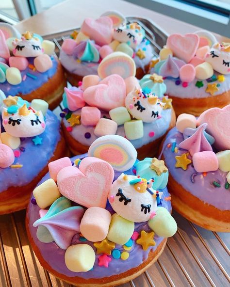 Rainbow unicorn donuts! Love the pastel marshmallow on top Donut Marshmallow, Marshmallow Donut, Epic Cakes, Fairytale Food, Unicorn Donut, Bake Ideas, Unicorn Desserts, Cold Cake, Donut Decorations