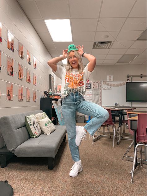 Mom Jeans Outfit Teacher, Denim Jacket Teacher Outfit, Mom Jean Teacher Outfit, Jean Outfits For Teachers, Casual Teacher Outfits Jeans, Jean Teacher Outfits, Light Wash Jeans Outfit Teacher, Teacher Outfits With Jeans, Jeans Outfit Teacher