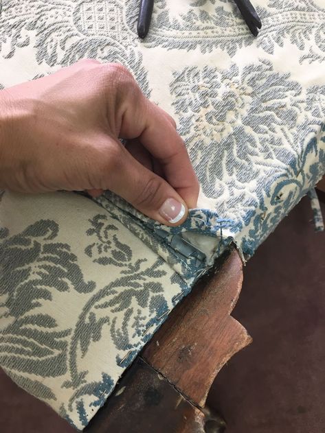 10 Upholstery Tips That Beginners Don't Know Funky Chairs Upholstery, Reupholster Chair Diy, Reupholstering Furniture, Painted Upholstery, Furniture Remodel, Diy Furniture Upholstery, Diy O, Diy Upholstery, Furniture Reupholstery