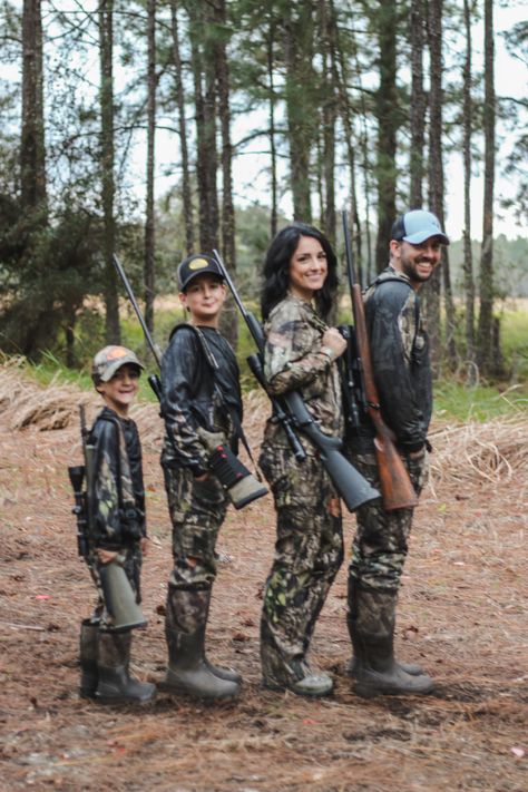 Family Hunting Pictures, Hunting Family Pictures, Camo Family Pictures, Family Country Photoshoot, Hunting Photoshoot, Hunting Family, Fall Pics, Hunting Camp, Future Family