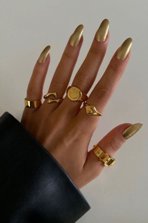 Gold Jewelry / Gold Chunky Rings / Spring Nails / Spring gel nails 2023 Chunky Gold Jewelry, Hand Jewelry Rings, Inexpensive Jewelry, Jewelry Accessories Ideas, Dope Jewelry, Jewelry Fashion Trends, Chunky Rings, Jewelry Lookbook, Bangle Designs