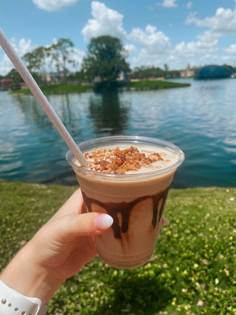 Coffee Alcoholic Drink, Frozen Alcoholic Drinks, Epcot Drinking Around The World, Baileys Drinks, Frozen Drinks Alcohol, Disney Drinks, Disney Florida, Coffee With Alcohol, Frozen Coffee