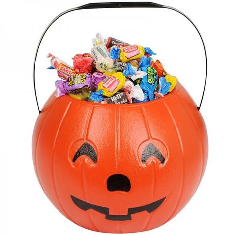 Candy Buckets, Halloween Gift Baskets, Pumpkin Pail, Dulces Halloween, Halloween Gift Bags, Treat Bucket, Clever Halloween Costumes, Candy Bucket, Halloween Buckets