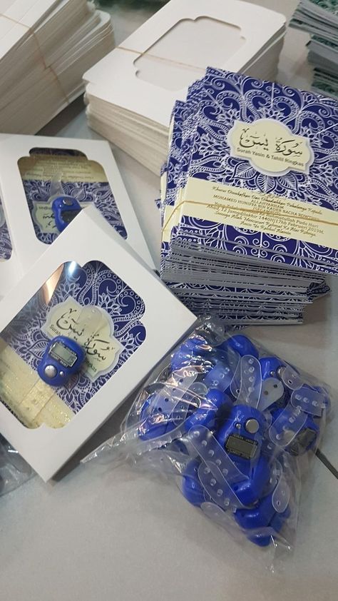 Umrah Mubarak, Wedding Gift Pack, Estilo Hijab, Eid Crafts, Creative Wedding Gifts, Bridal Gift Wrapping Ideas, Diy Gift Set, Ramadan Crafts, Ramadan Gifts