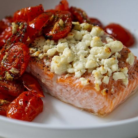 Feta Roasted Salmon and Tomatoes Salmon Feta Bake, Salmon Pasta Bake, Oven Salmon, Feta Cheese Recipes, Feta Recipes, Salmon Pasta, Salmon And Rice, Baked Salmon Recipes, Roasted Salmon